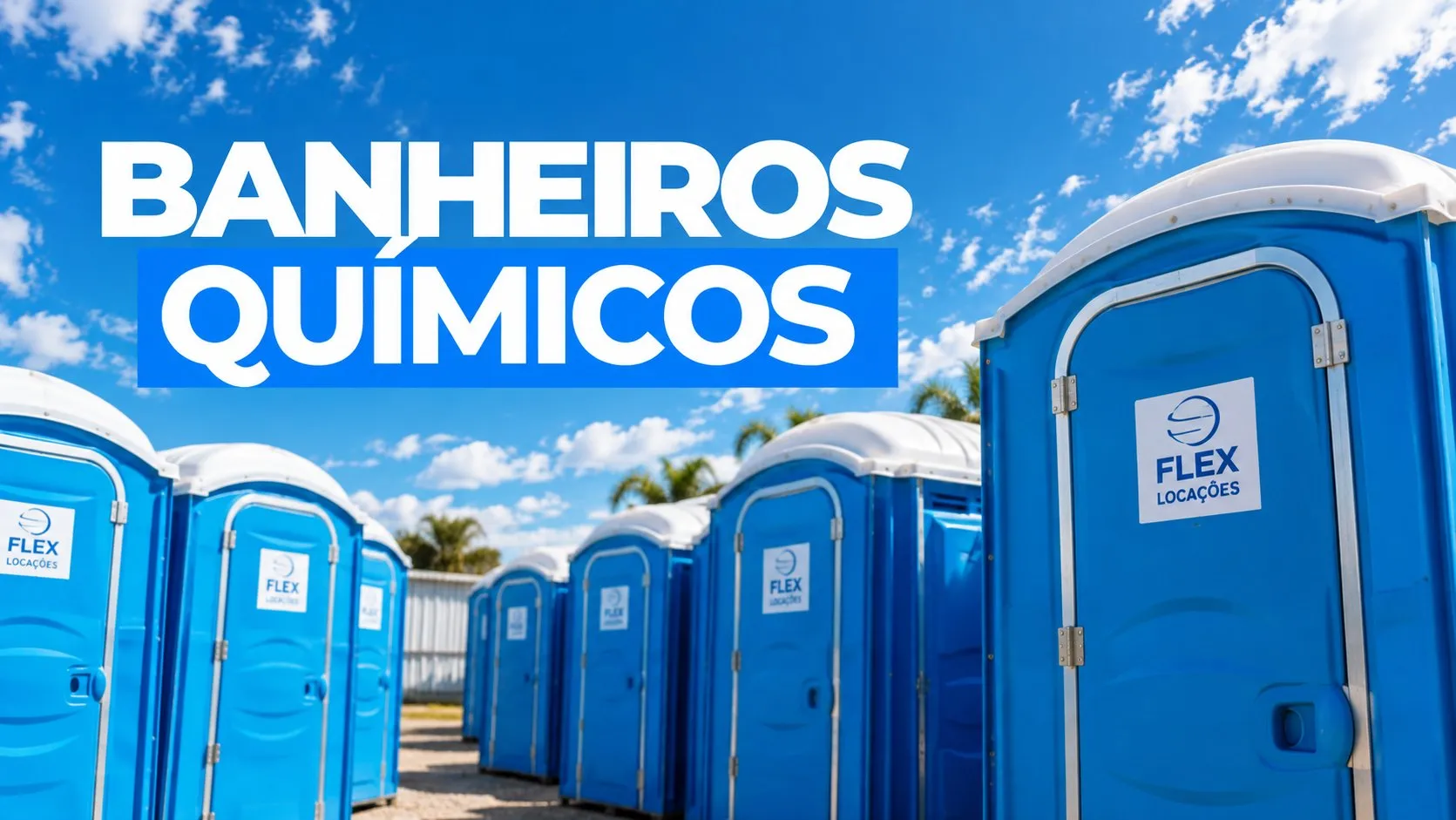 Fileira de banheiros químicos azuis da Flex alinhados em pátio