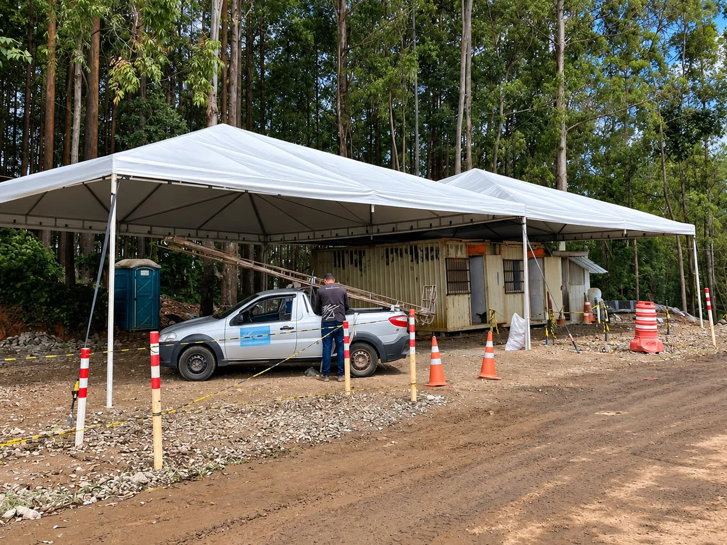 Tenda piramidal da Flex montada em canteiro de obra