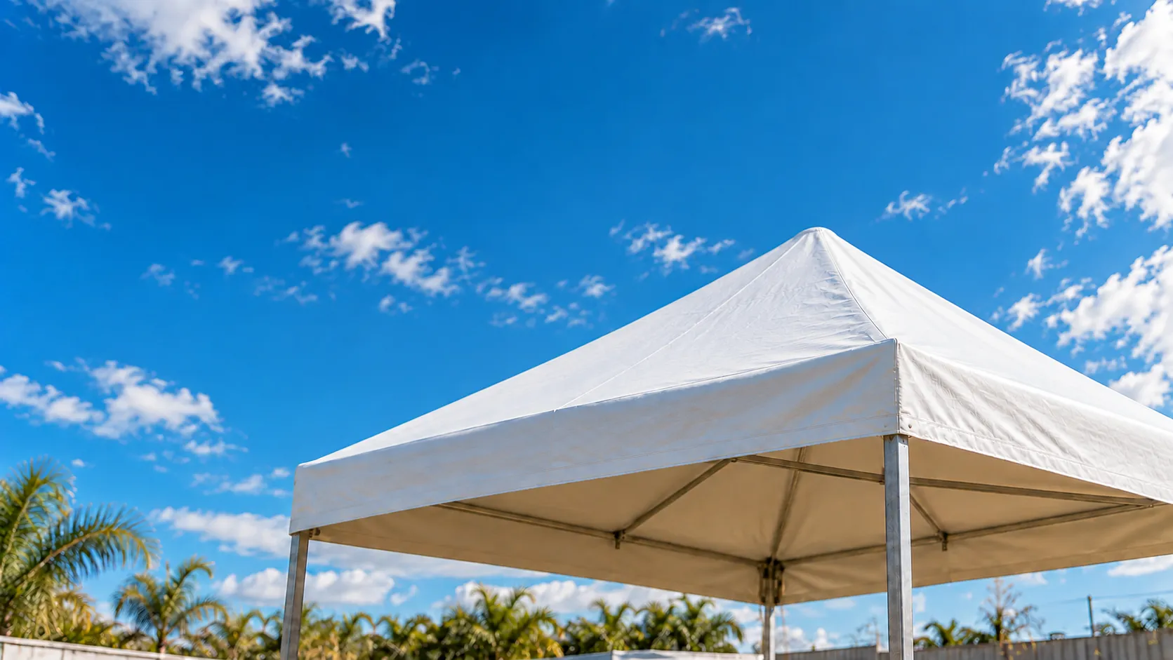 Tenda piramidal branca montada sob céu azul