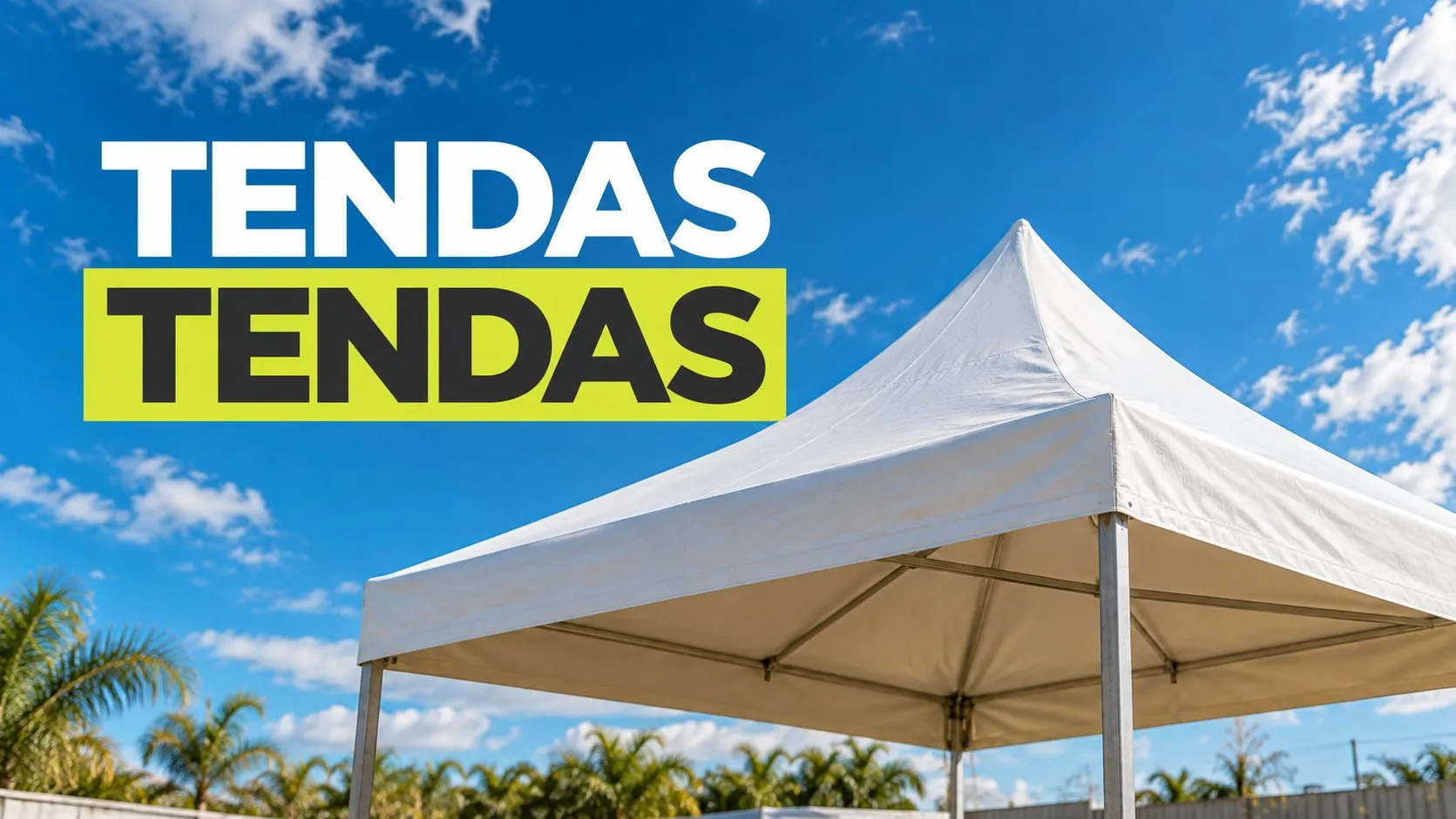 Tenda piramidal branca montada sob céu azul